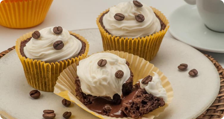 Imagem de cupcakes com grãos de café